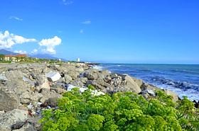 MARINA DI CARRARA - La scogliera a sud del porto