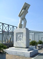 MARINA DI CARRARA - Il monumento al cavatore, in dialetto locale "Buscaiol", si staglia imponente di fronte al porto