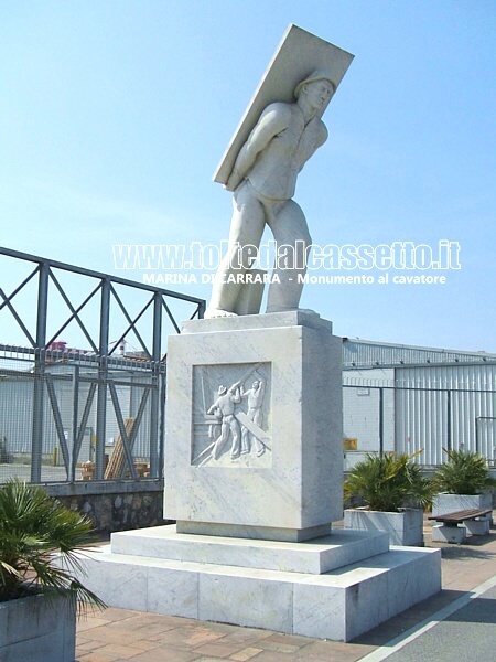 MARINA DI CARRARA - Il monumento al cavatore, in dialetto locale "Buscaiol", si staglia imponente di fronte al porto