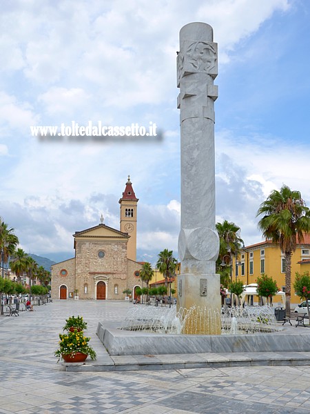 MARINA DI CARRARA - La caratteristica fontana obelisco di Piazza Menconi, una delle tante piazze in marmo della citt