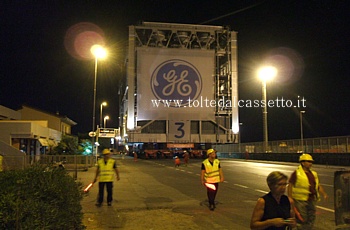MARINA DI CARRARA (29 luglio 2013) - Il terzo modulo della General Electric, destinato in Australia (Barrow Island), viene trasportato verso la banchina portuale attraversando Viale G. Da Verrazzano