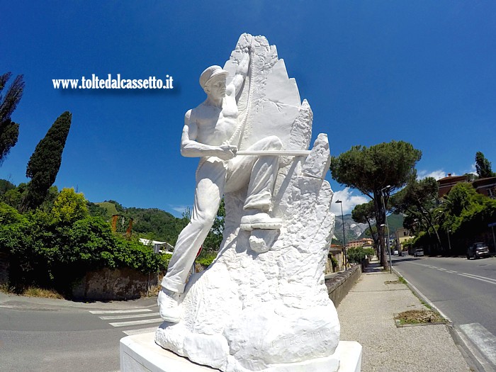 CARRARA (Viale XX Settembre) - Il monumento al Tecchiaiolo