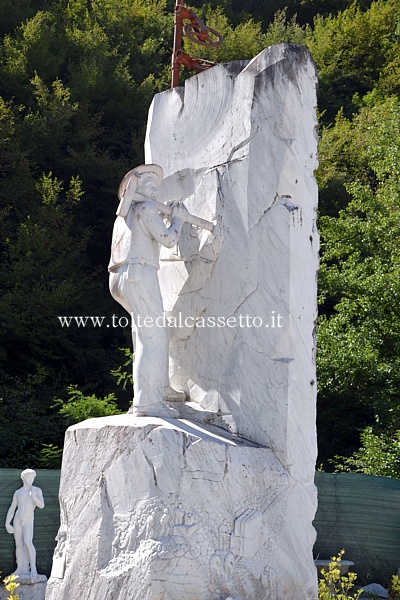 CARRARA - Monumento al cavatore ideato da G. Carlo Contipelli e scolpito nel 1988 da G. Granai