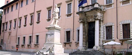 CARRARA (Piazza dell'Accademia) - Il monumento al Mazzini e il portale del Palazzo del Principe oggi sede dell'Accademia di Belle Arti CARRARA (Piazza dell'Accademia) - Il monumento al Mazzini e il portale del Palazzo del Principe oggi sede dell'Accademia di Belle Arti