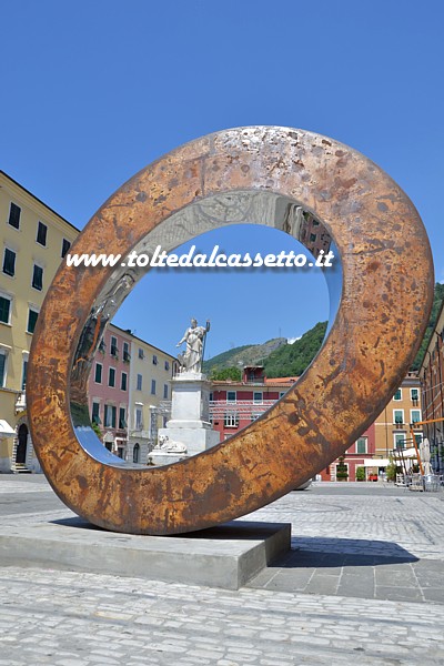 CARRARA (Piazza Alberica) - Il monumento a Beatrice d'Este fa capolino dietro la scultura monumentale "N'uovo" di Prasto (Vazha Mikaberidze), realizzata in ferro, acciaio e piombo (anno 2011)