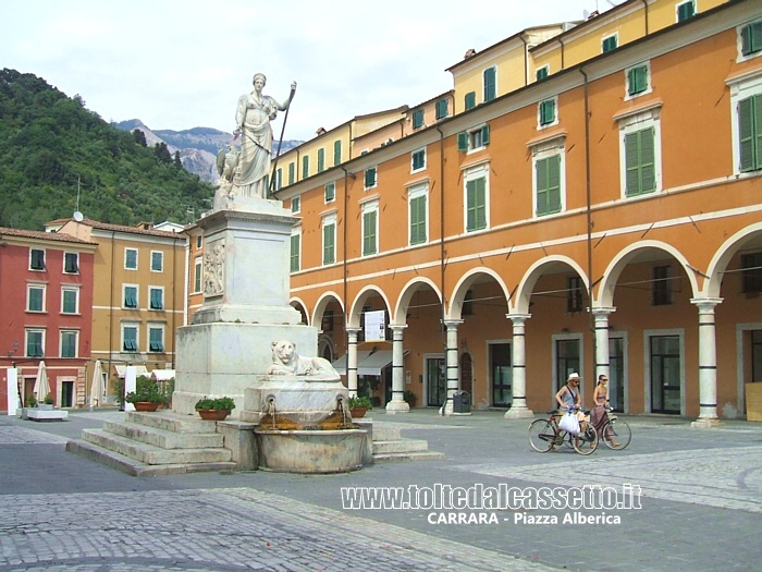 CARRARA - Piazza Alberica e il suo caratteristico monumento a Beatrice D'Este, opera di Pietro Fontana risalente al 1826