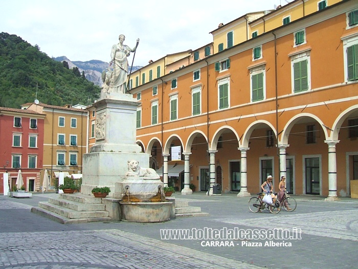 CARRARA - Piazza Alberica e il suo imponente monumento a Beatrice D'Este