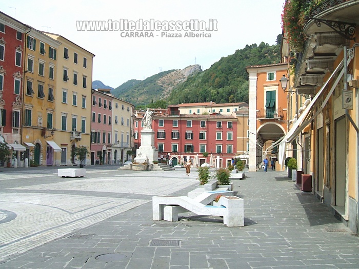 CARRARA - Panoramica di Piazza Alberica