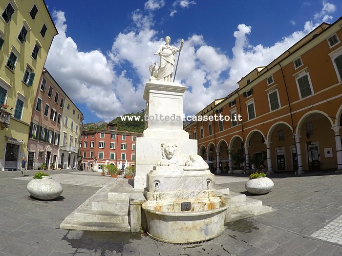 CARRARA (Piazza Alberica) - Il monumento a Beatrice D'Este dopo i lavori di restauro
