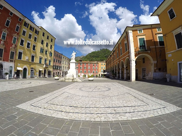 CARRARA - Piazza Alberica vista con un obiettivo ultragrandangolare