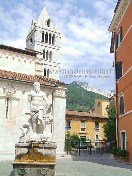 CARRARA - Scorcio di Piazza Duomo con campanile, fontana e statua del Nettuno