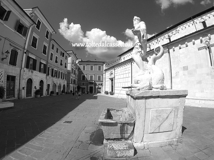 CARRARA (Piazza Duomo) - La fontana del Gigante