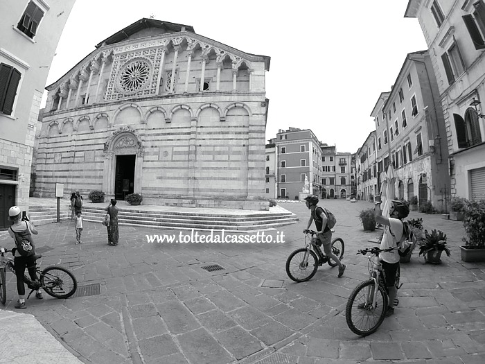 CARRARA - Panoramica totale di Piazza Duomo
