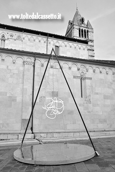 CARRARA (Piazza Duomo) - Scultura "La Stella" di Mikayel Ohanjanyan