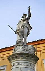CARRARA - Il monumento a Giuseppe Garibaldi nella piazza omonima