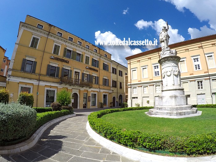 CARRARA (Piazza Garibaldi) - Vista con monumento al generale