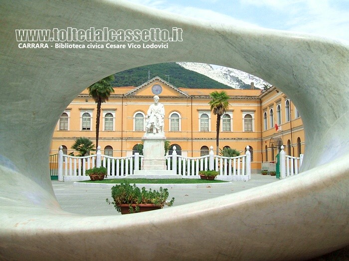 CARRARA (Piazza Gramsci) - La biblioteca civica Cesare Vico Lodovici con in primo piano il monumento al carrarese Pellegrino Rossi