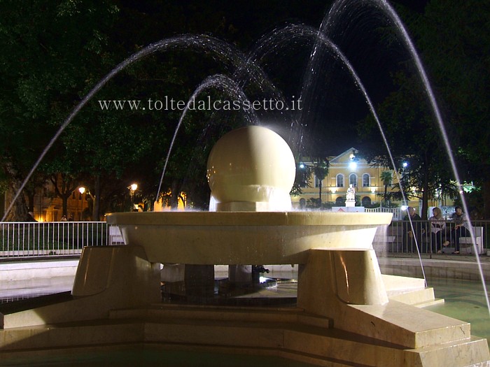 CARRARA - Notturno sul parco e la fontana di Piazza Gramsci. Sullo sfondo la Biblioteca Civica Lodovici