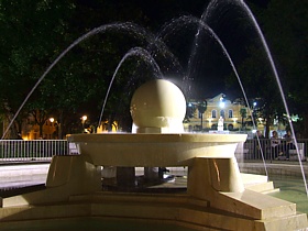 CARRARA - Fontana e parco di Piazza Gramsci in una foto notturna
