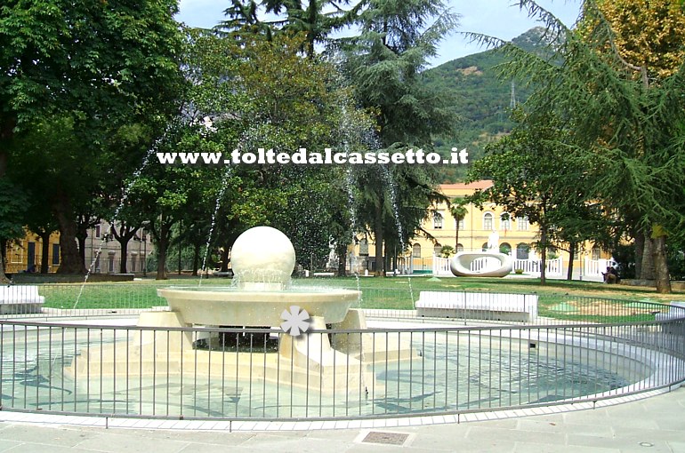 CARRARA - La sfera mobile della fontana di Piazza Gramsci viene sollevata dalla pressione dell'acqua che le trasmette anche un perpetuo moto rotatorio