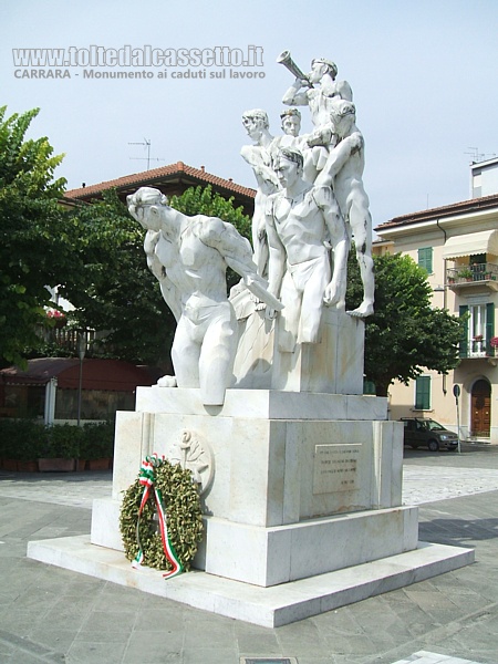 CARRARA - Monumento ai Caduti sul lavoro in Piazza XXVII Aprile