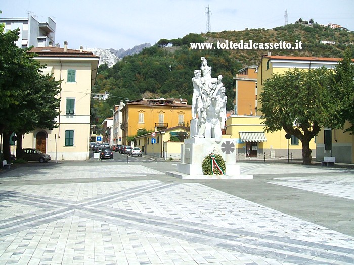 CARRARA - Panoramica lato est di Piazza XXVII Aprile