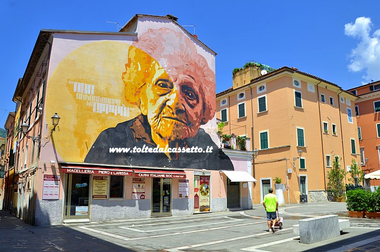 CARRARA - In Piazza delle Erbe il murales col ritratto di Francesca Rolla realizzato da Orticanoodles