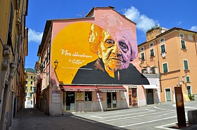 CARRARA (Piazza delle Erbe) - Facciata di palazzo con murales ritraente Francesca Rolla realizzato da Orticanoodles