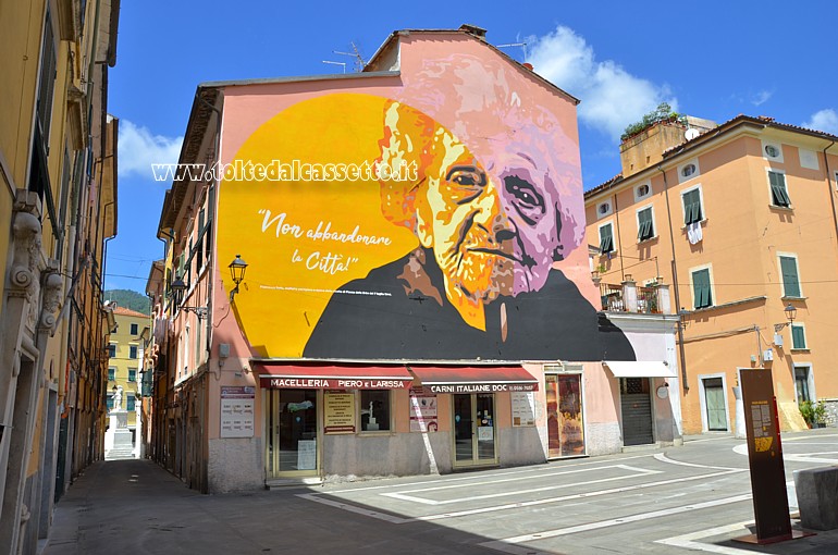 CARRARA (Piazza delle Erbe) - La nuova versione del murales col ritratto di Francesca Rolla realizzato da Orticanoodles