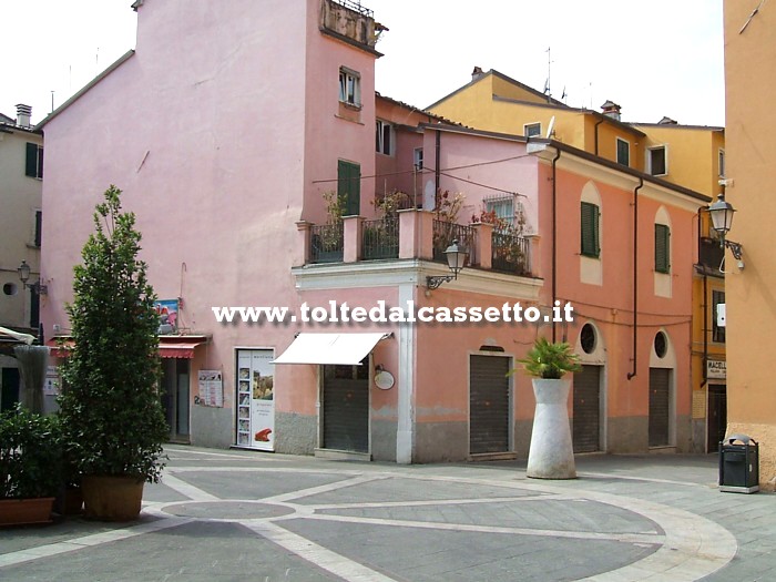 CARRARA (Agosto 2012) - Scorcio di Piazza delle Erbe prima che venisse dipinto il murales che ritrae Francesca Rolla