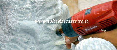 CARRARA (Simposio Internazionale di Scultura a mano) - Applicazione della cera di candela su una scultura al fine di renderla pi levigata e lucente