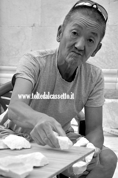 CARRARA (7 Simposio Internazionale di Scultura a mano) - L'artista giapponese Kenji_Takahashi