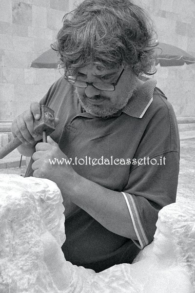 CARRARA (5 Simposio Internazionale di Scultura a mano) - L'artista italiano Andrea Lugarini al lavoro sulla sua scultura "Aronte e Sirena"