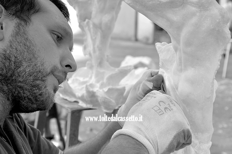 CARRARA (7 Simposio Internazionale di Scultura a mano) - L'artista italiano Massimiliano Generini al lavoro in Piazza Duomo