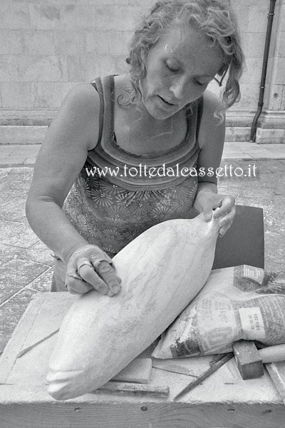 CARRARA (5 Simposio Internazionale di Scultura a mano) - L'artista norvegese Anne Karin Krogevoll