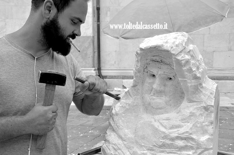 CARRARA (7 Simposio Internazionale di Scultura a mano) - L'artista rumeno Radu Galli