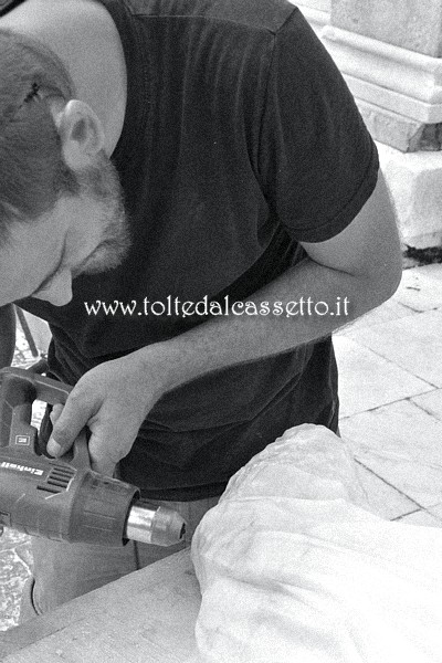 CARRARA (5 Simposio Internazionale di Scultura a mano) - L'artista turco ağdaş Sari mentre perfeziona la sua scultura usando una pistola ad aria calda