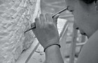 CARRARA (5°Simposio Internazionale di Scultura a mano) - Le mani dell'artista tedesca Enya Keim al lavoro su un blocco di marmo