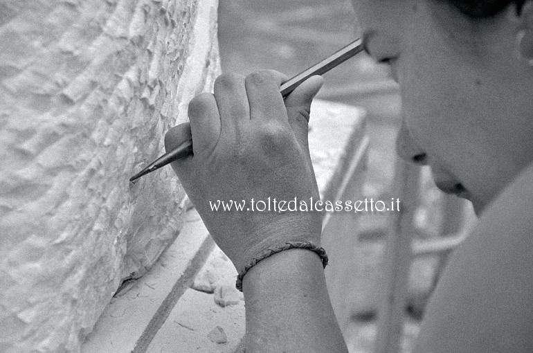 CARRARA (5° Simposio Internazionale di Scultura a mano) - L'artista tedesca Enya Keim al lavoro su un blocco di marmo