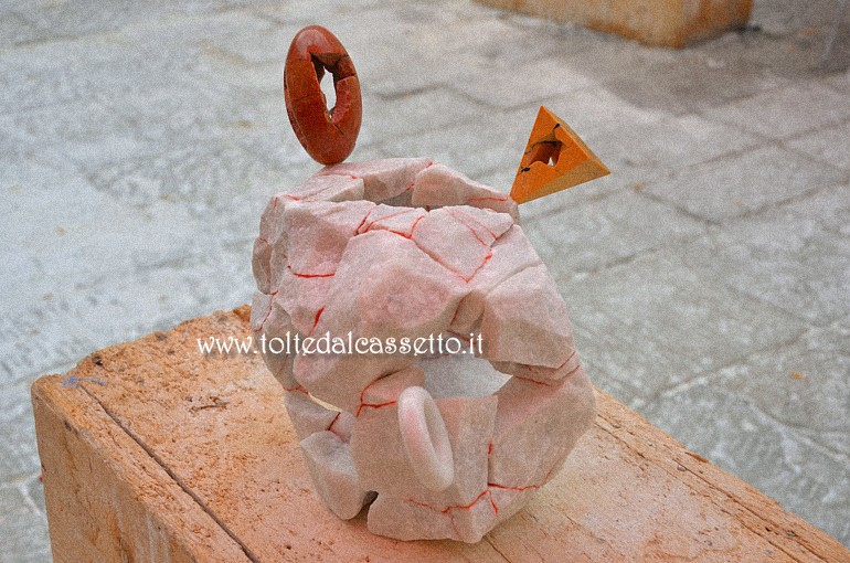 CARRARA (5 Simposio Internazionale di Scultura a mano) - Scultura dell'artista giapponese Kenji Takahashi