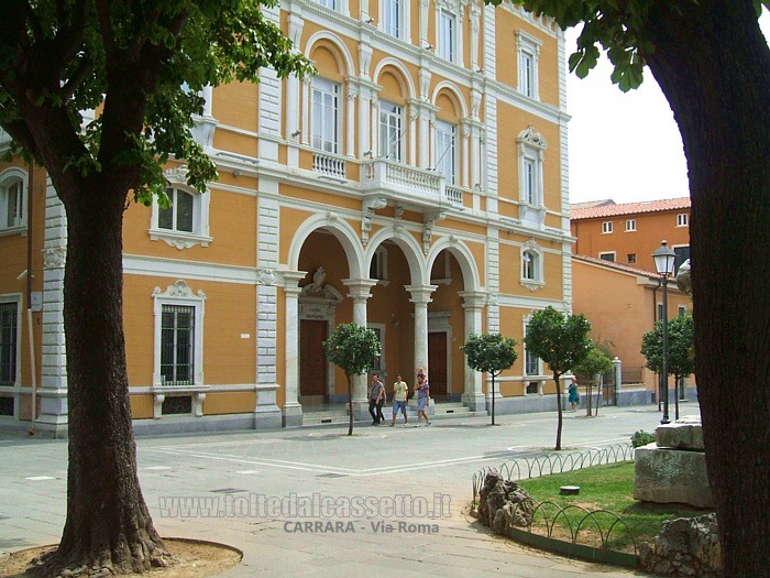 CARRARA - Su Via Roma si affaccia il Palazzo Zaccagna ex sede della Cassa di Risparmio di Carrara