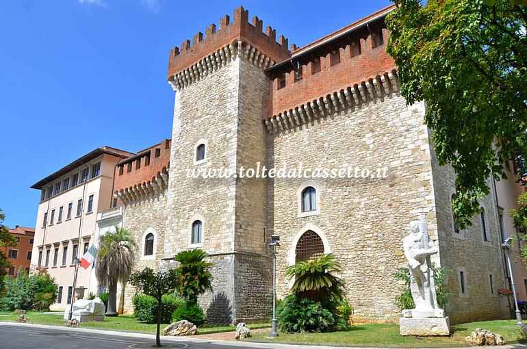 CARRARA - Sull'elegante Via Roma si affaccia il corpo medievale del palazzo dell'Accademia di Belle Arti