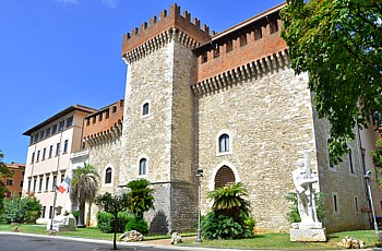 CARRARA (Via Roma) - Il corpo medievale del palazzo dell'Accademia di Belle Arti