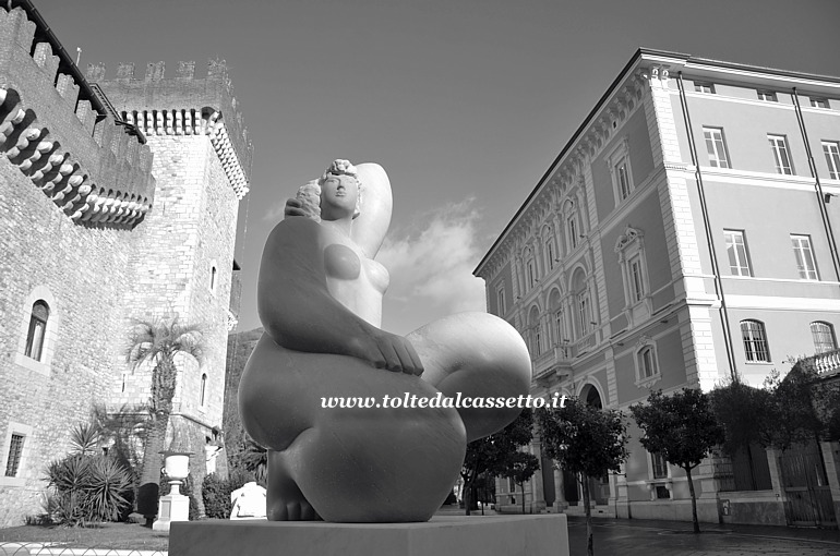 CARRARA (Via Roma) - La scultura "Venere Apuana" di Franco Mauro Franchi