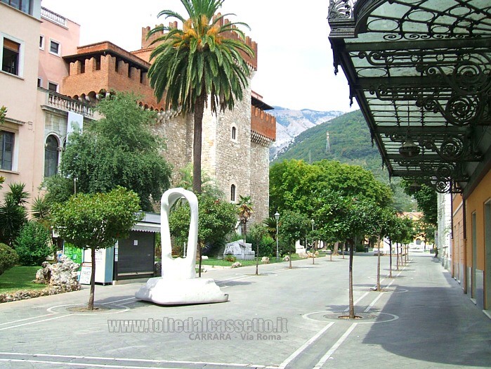 CARRARA - Sviluppo completo di Via Roma con vista sul palazzo dell'Accademia di Belle Arti