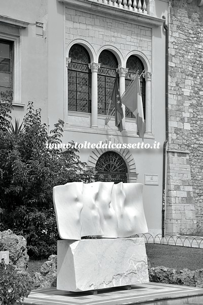 WHITE CARRARA 023 - Scultura in marmo "Folla Grande" di Gi Pomodoro esposta di fronte all'Accademia di Belle Arti