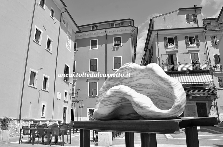 WHITE CARRARA 023 - Scultura in marmo "Santa" di MOG Morgana Orsetta Ghini esposta in Piazza delle Erbe