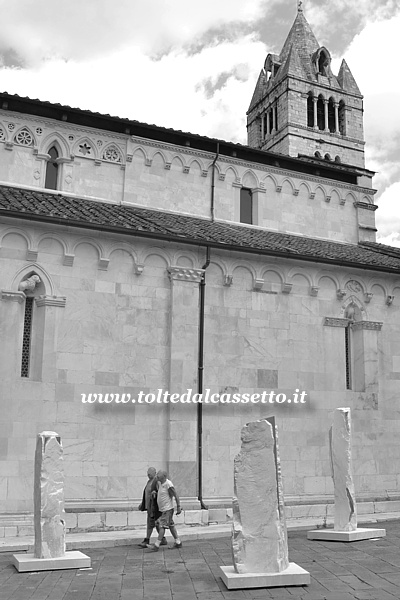 WHITE CARRARA 023 - Sculture della "Sezione Aurea" di Mattia Bosco esposte in Piazza Duomo