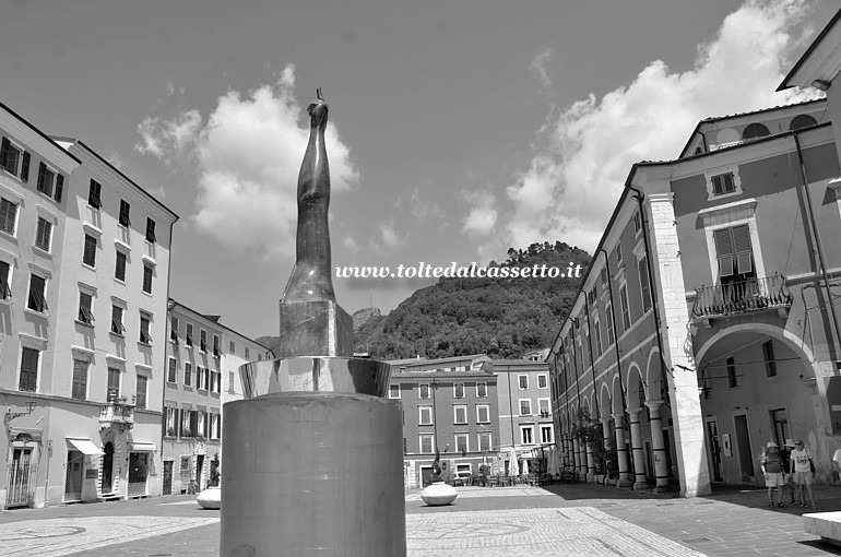 WHITE CARRARA 023 - Scultura "Lass" di Michelangelo Galliani esposta in Piazza Alberica