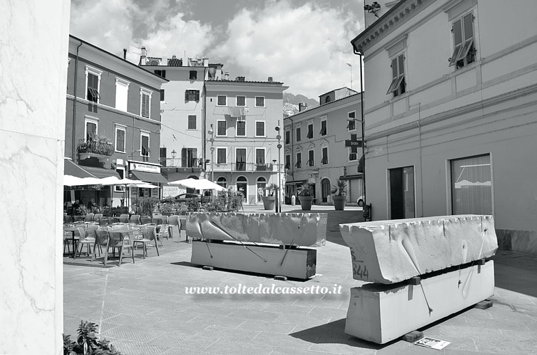 WHITE CARRARA 023 - Installazione "Legami #42 e #43" di Mikayel Ohanjanyan esposta in Corso Carlo Rosselli